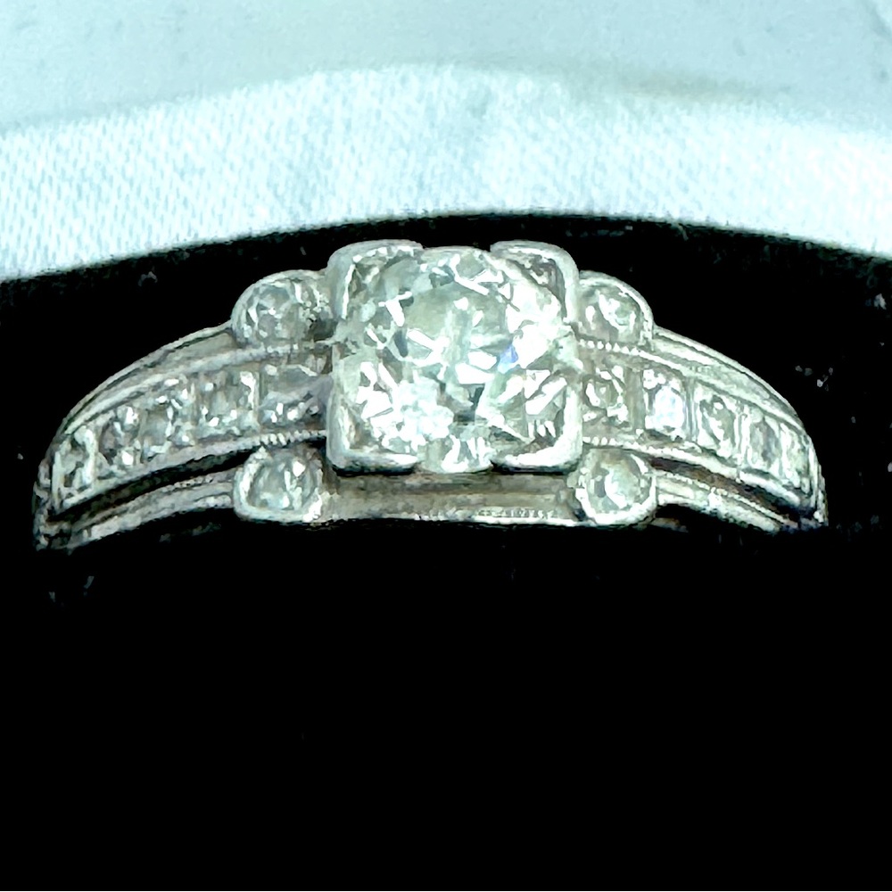 Beautiful Vintage early 1900’s platinum ladies’ wedding ring